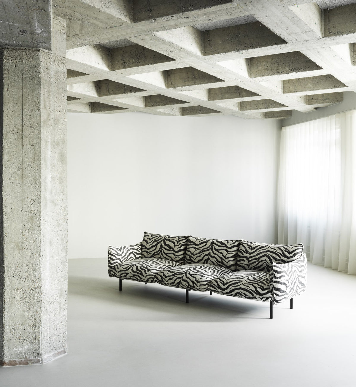 Ark modulares 4-Sitzer Sofa von Normann Copenhagen in Weiss, gepolsterte Sitzkissen, Beine aus pulverbeschichtetem Stahl.