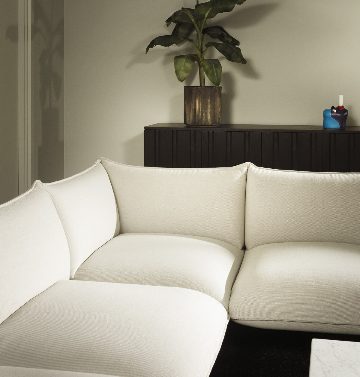 Ark modulares 4-Sitzer Sofa von Normann Copenhagen in Weiss, gepolsterte Sitzkissen, Beine aus pulverbeschichtetem Stahl.