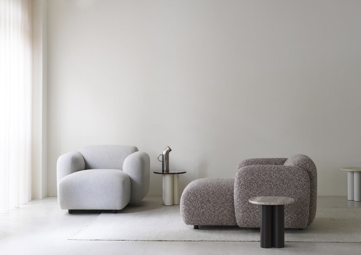Swell L-Sofa rechts von Normann Copenhagen mit Stoffbezug Hallingdal 0110, geschwungenen Armlehnen und Beinen aus lackiertem Eschenholz.