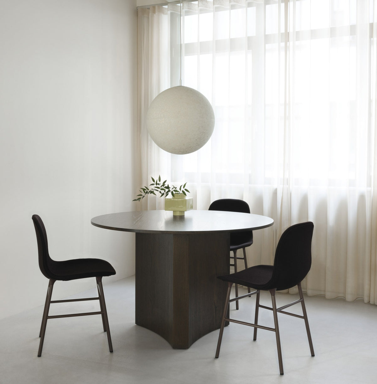 Form Stuhl gepolstert Stahl von Normann Copenhagen: schwarze Sitzschale aus Polypropylen mit Polster, Gestell aus pulverbeschichtetem Stahl.