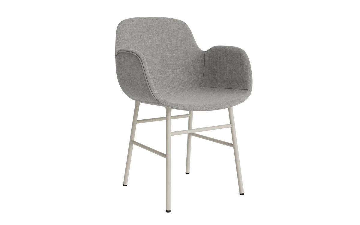 Form Lehnstuhl gepolstert Hellgrau Stahl Remix in Remix 133 präsentiert im Onlineshop von KAQTU Design AG. Stuhl mit Armlehne ist von Normann Copenhagen