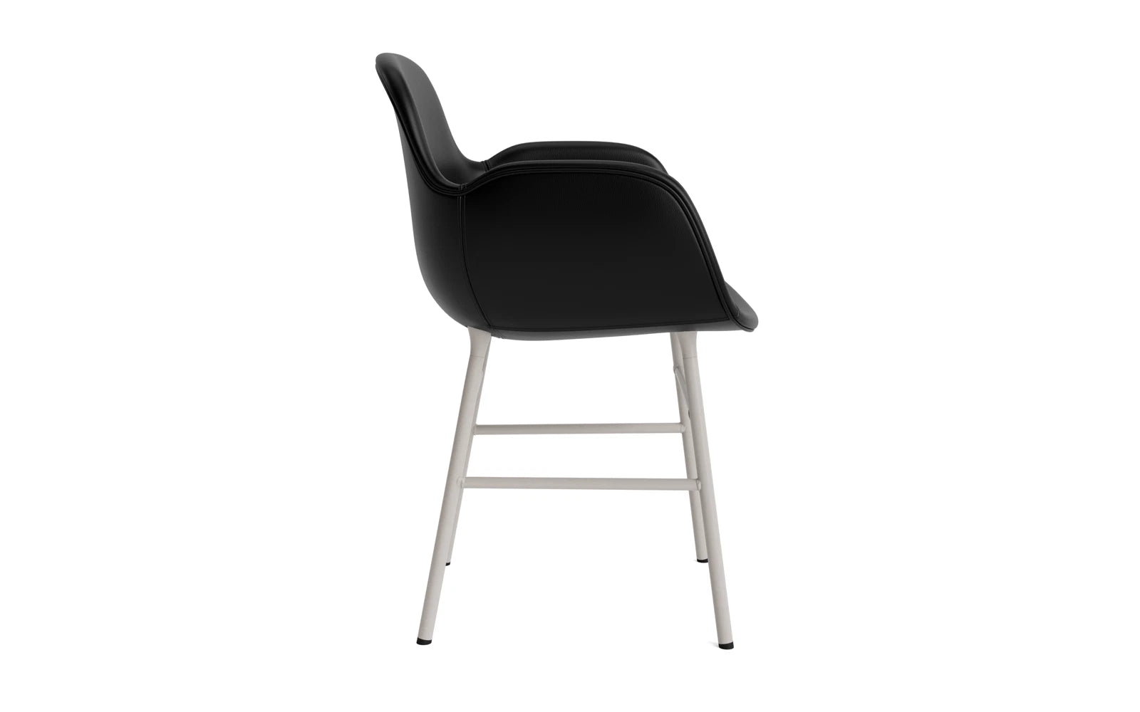 Form Lehnstuhl gepolstert Warmes Grau Stahl Ultra Leder in Ultra 41599 präsentiert im Onlineshop von KAQTU Design AG. Stuhl mit Armlehne ist von Normann Copenhagen
