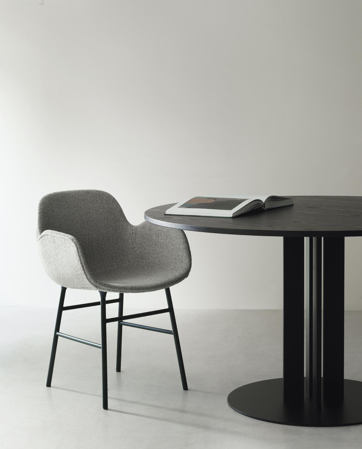 Form Lehnstuhl gepolstert Braun Stahl Remix in Remix 133 präsentiert im Onlineshop von KAQTU Design AG. Stuhl mit Armlehne ist von Normann Copenhagen