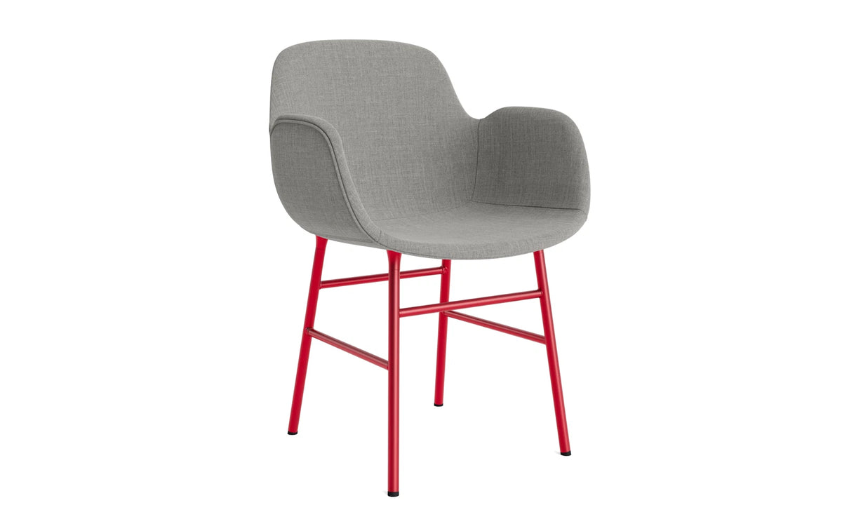 Form Lehnstuhl gepolstert Leuchtendes Rot Stahl Remix in Remix 133 präsentiert im Onlineshop von KAQTU Design AG. Stuhl mit Armlehne ist von Normann Copenhagen