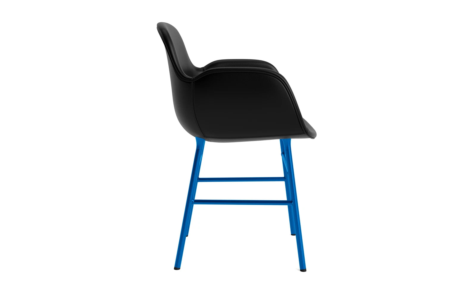Form Lehnstuhl gepolstert Leuchtendes Blau Stahl Ultra Leder in Ultra 41599 präsentiert im Onlineshop von KAQTU Design AG. Stuhl mit Armlehne ist von Normann Copenhagen