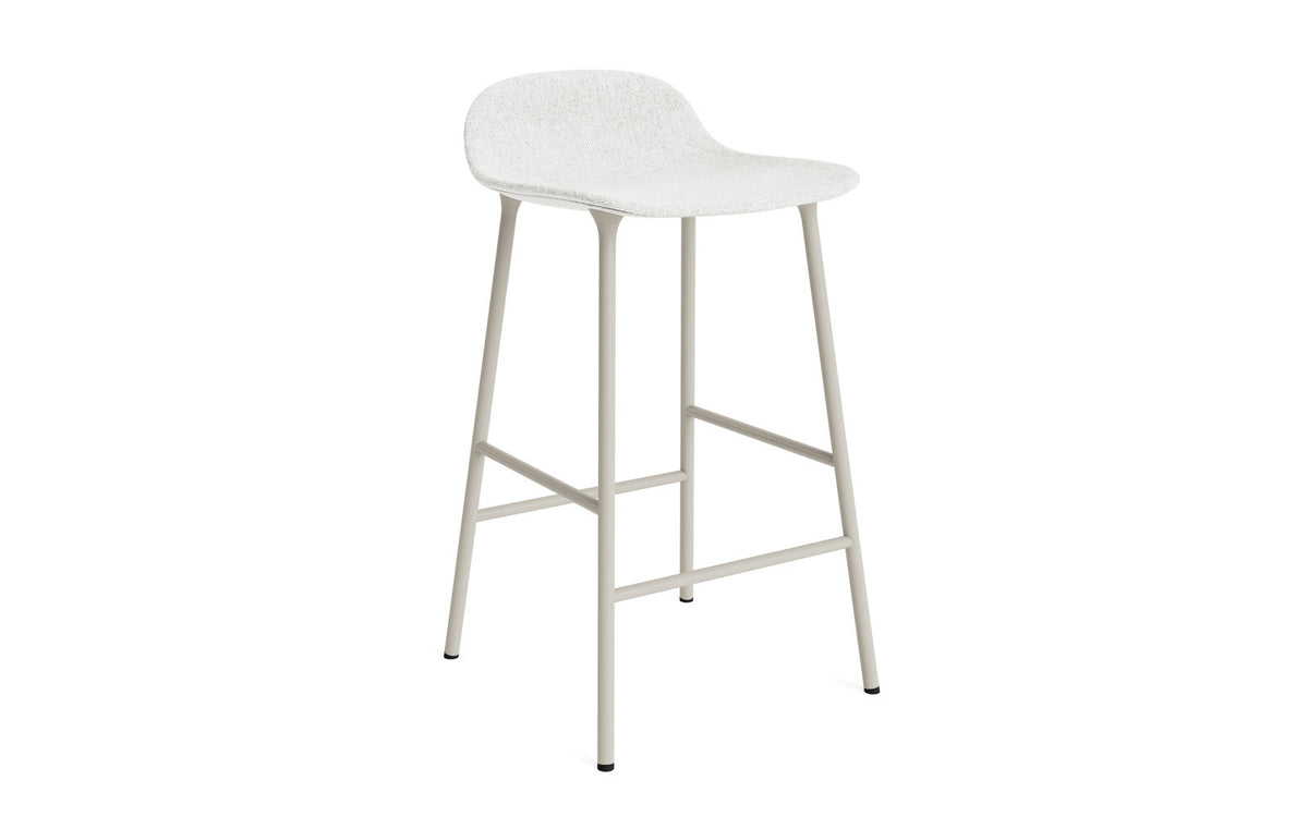 Form Barstuhl 65 cm gepolstert Hellgrau Stahl Hallingdal in Hallingdal 110 präsentiert im Onlineshop von KAQTU Design AG. Barstuhl ist von Normann Copenhagen