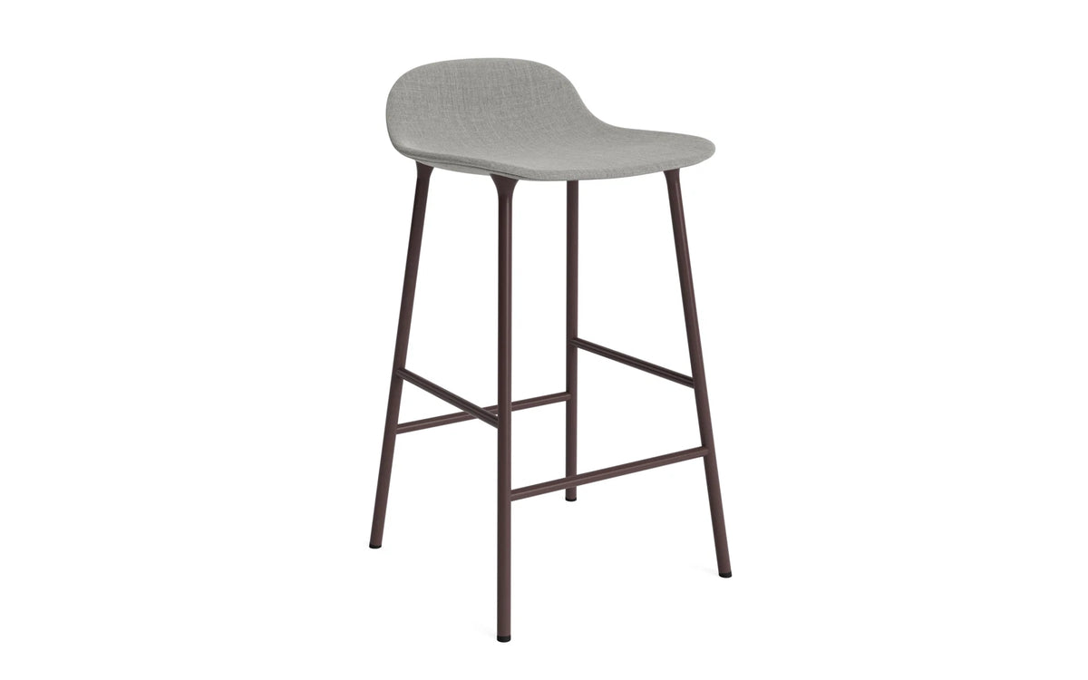 Form Barstuhl 65 cm gepolstert braun Stahl Remix in Remix 133 präsentiert im Onlineshop von KAQTU Design AG. Barstuhl ist von Normann Copenhagen