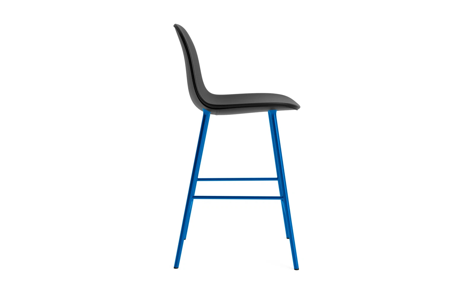 Form Barstuhl 65 cm gepolstert Leuchtendes Blau stahl/Ultra leder in Ultra 41599 präsentiert im Onlineshop von KAQTU Design AG. Barstuhl ist von Normann Copenhagen