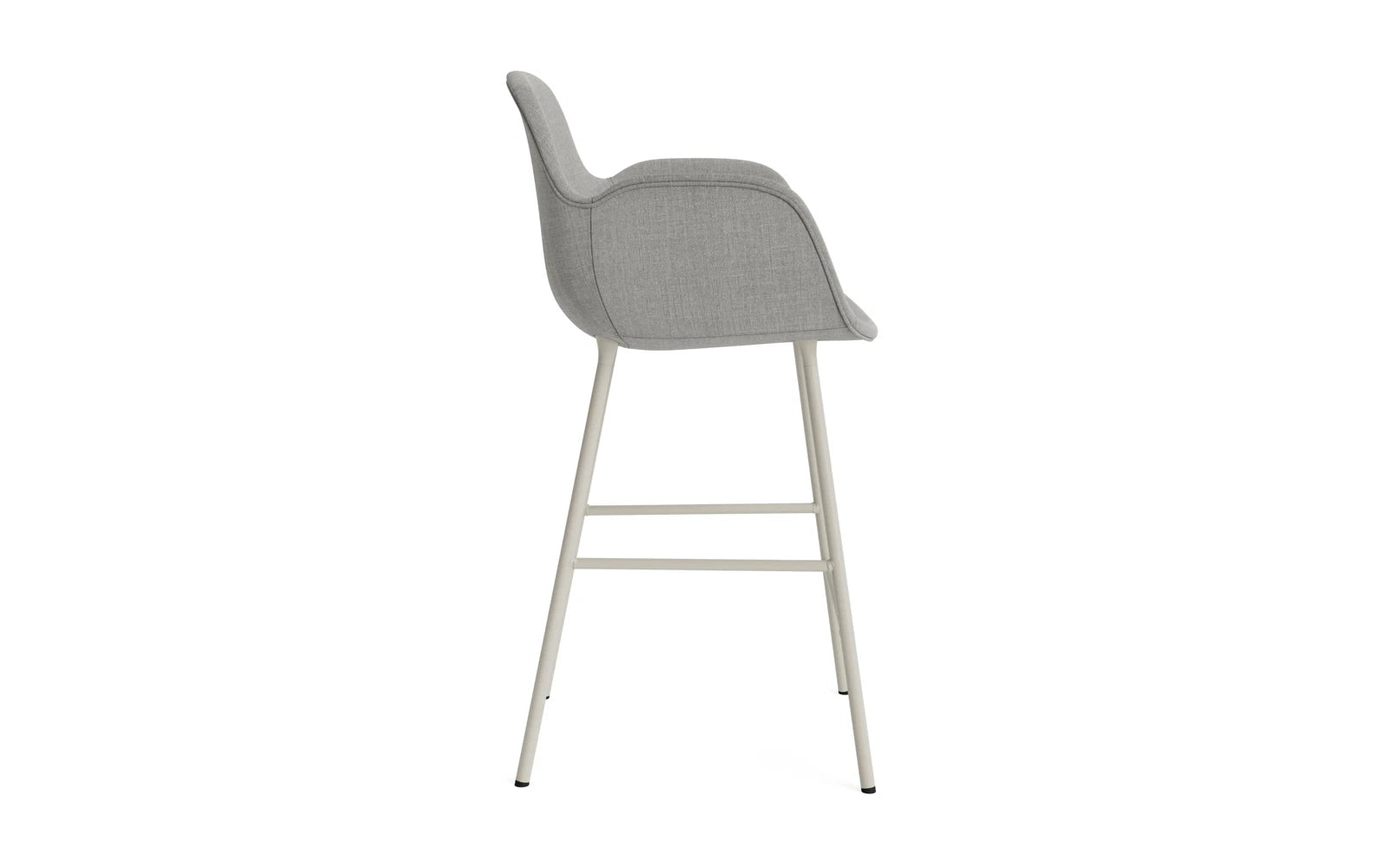 Form Barstuhl mit Armlehne 65 cm gepolstert Hellgrau Stahl/Remix in Remix 133 präsentiert im Onlineshop von KAQTU Design AG. Barstuhl ist von Normann Copenhagen