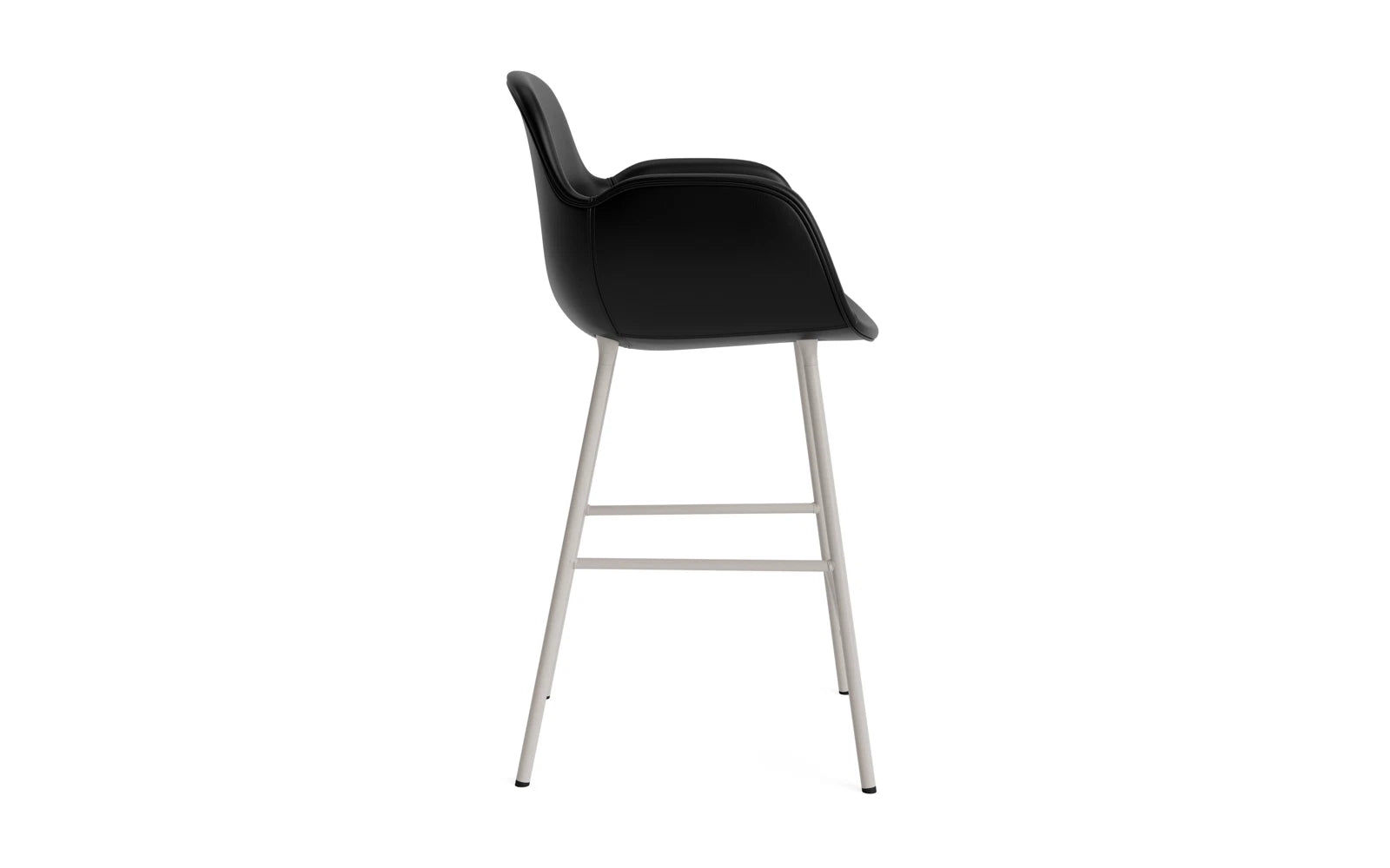 Form Barstuhl mit Armlehne 65 cm gepolstert Warmes grau Stahl/Ultra leder in Ultra 41599 präsentiert im Onlineshop von KAQTU Design AG. Barstuhl ist von Normann Copenhagen