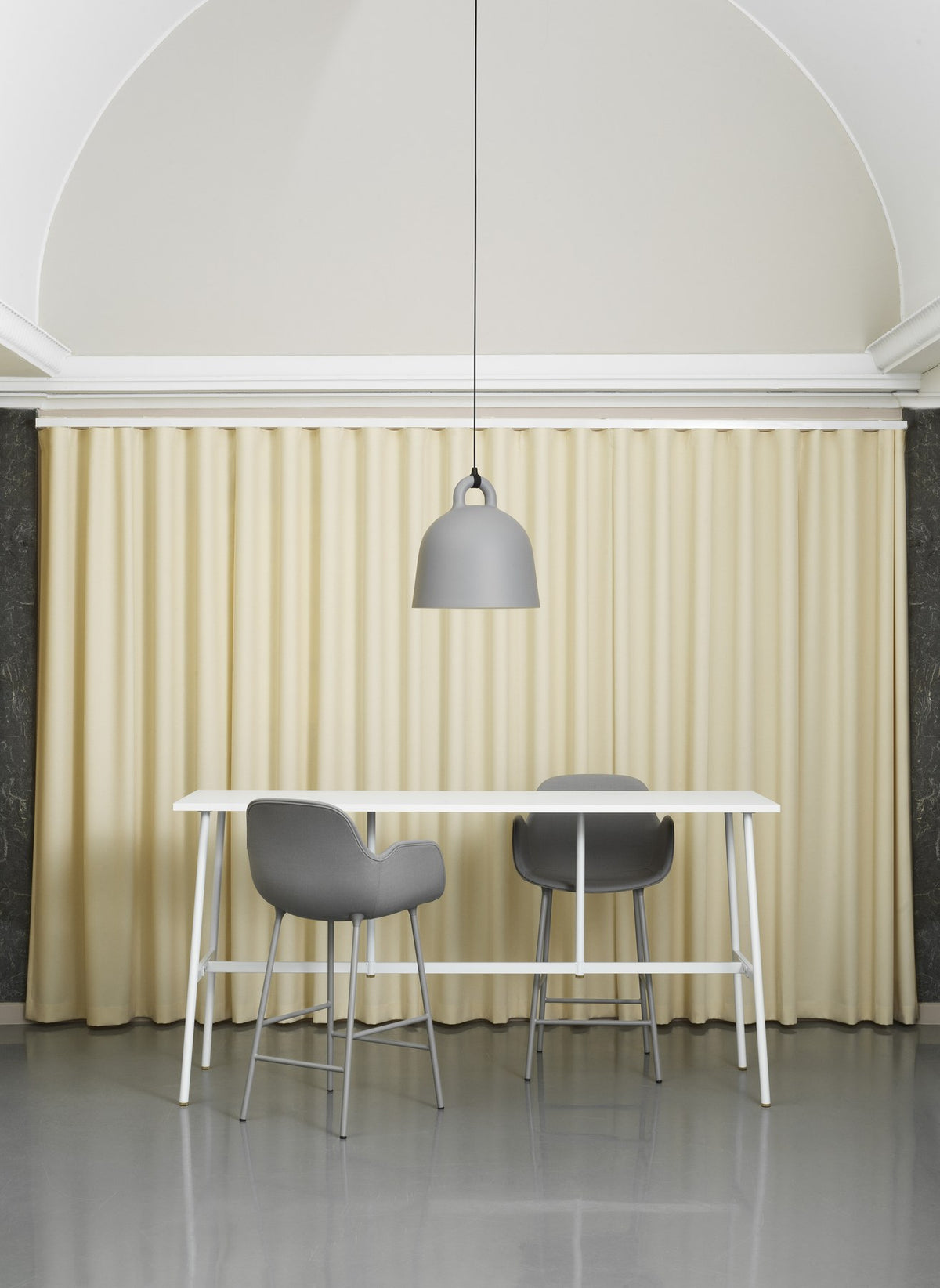 Grauer Form Barstuhl mit Armlehne von Normann Copenhagen, gepolsterte Sitzschale aus Polypropylen, Gestell aus pulverbeschichtetem Stahl, Sitzhöhe 65 cm.