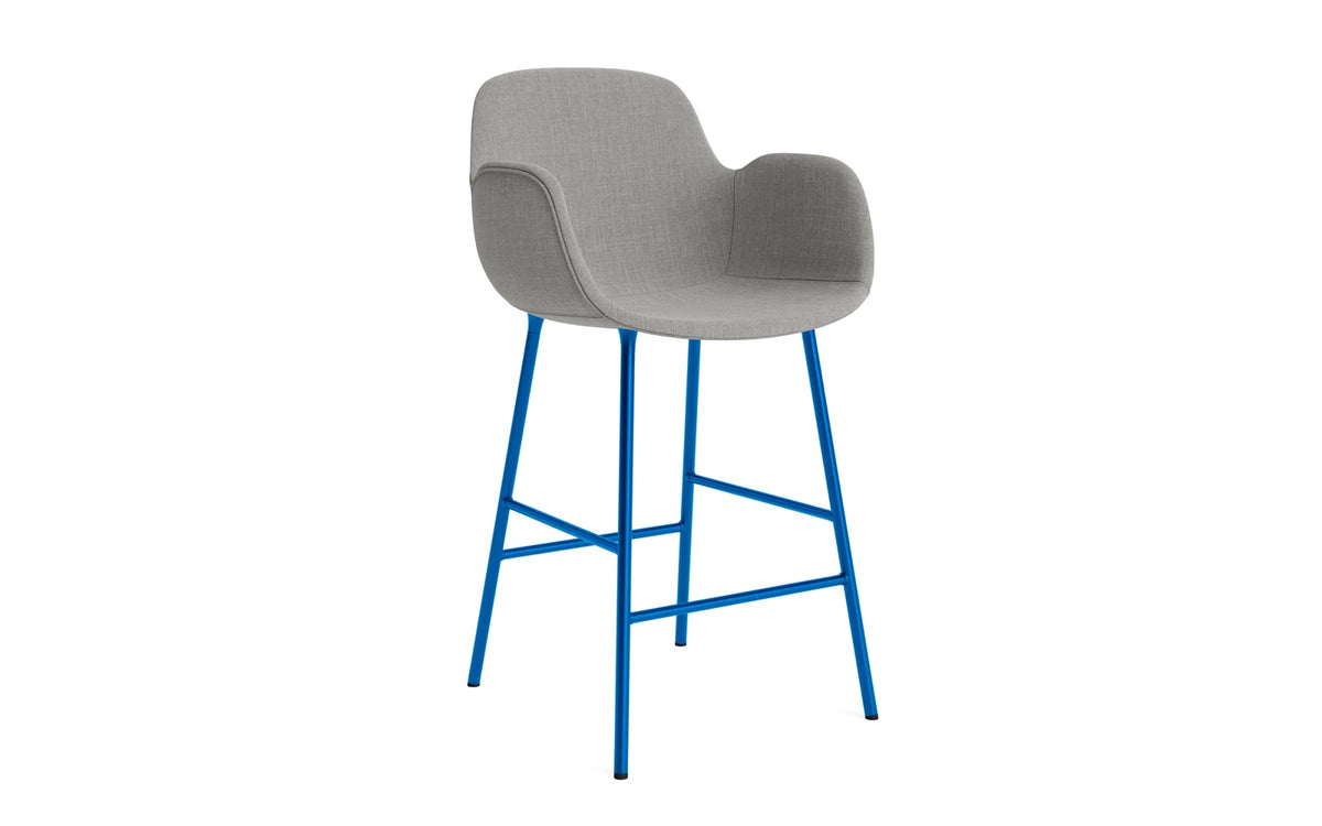 Form Barstuhl mit Armlehne 65 cm gepolstert Leuchtendes Blau Stahl/Remix in Remix 133 präsentiert im Onlineshop von KAQTU Design AG. Barstuhl ist von Normann Copenhagen