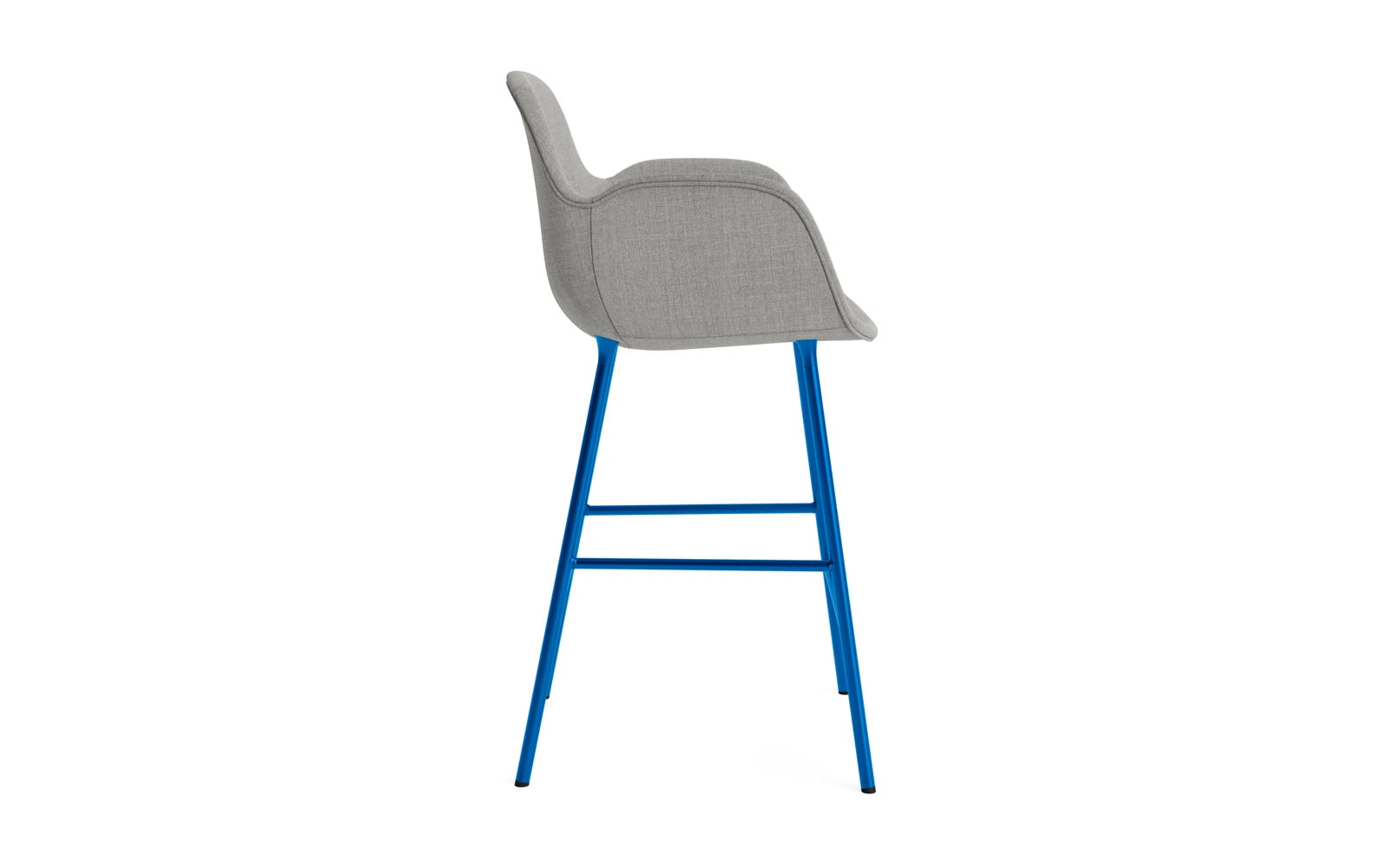 Form Barstuhl mit Armlehne 65 cm gepolstert Leuchtendes Blau Stahl/Remix in Remix 133 präsentiert im Onlineshop von KAQTU Design AG. Barstuhl ist von Normann Copenhagen