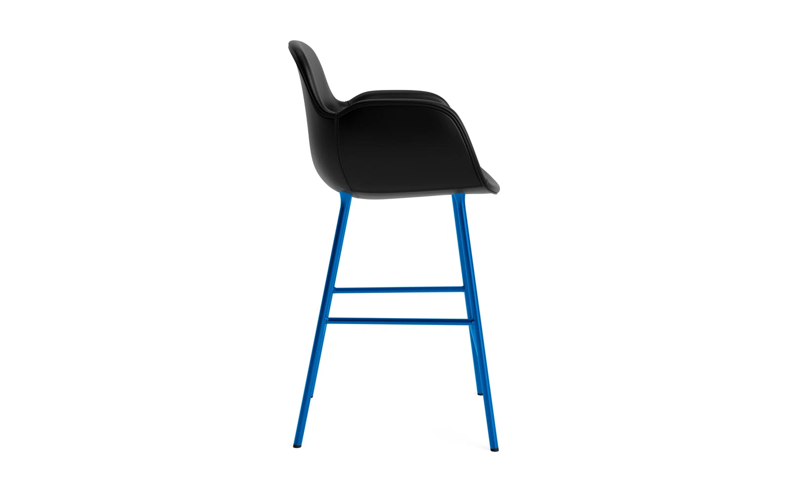 Form Barstuhl mit Armlehne 65 cm gepolstert Leuchtendes blau Stahl/Ultra leder in Ultra 41599 präsentiert im Onlineshop von KAQTU Design AG. Barstuhl ist von Normann Copenhagen