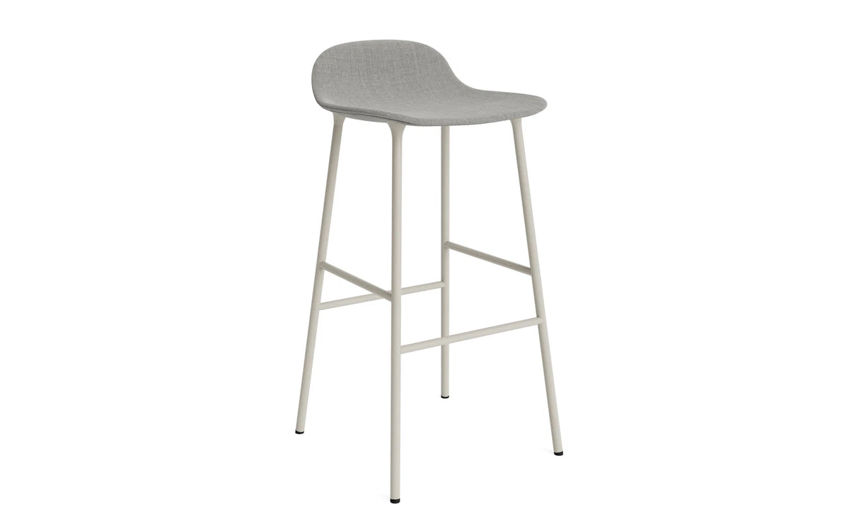 Form Barstuhl 75 cm gepolstert Stahl Hellgrau Remix in Remix 133 präsentiert im Onlineshop von KAQTU Design AG. Barstuhl ist von Normann Copenhagen