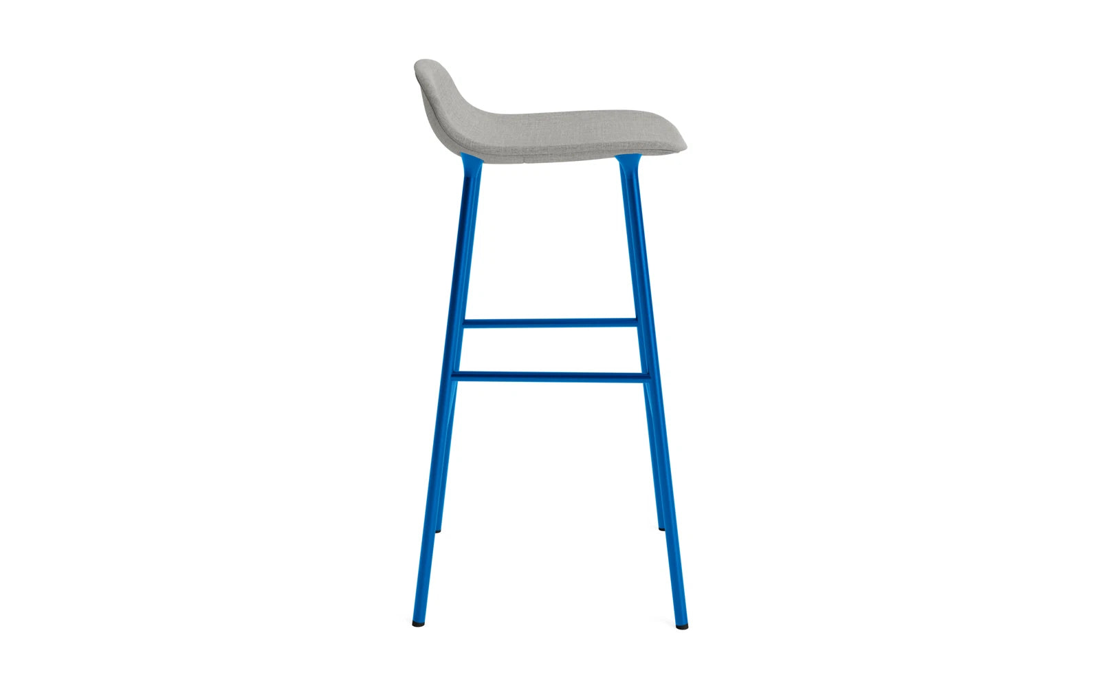 Form Barstuhl 75 cm gepolstert Stahl leuchtendes blau Remix in Remix 133 präsentiert im Onlineshop von KAQTU Design AG. Barstuhl ist von Normann Copenhagen