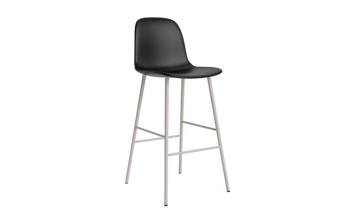 Form Barstuhl 75 cm gepolstert Warmes grau stahl/Ultra leder in Ultra 41599 präsentiert im Onlineshop von KAQTU Design AG. Barstuhl ist von Normann Copenhagen