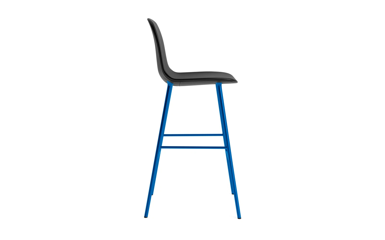 Form Barstuhl 75 cm gepolstert Leuchtendes Blau stahl/Ultra leder in Ultra 41599 präsentiert im Onlineshop von KAQTU Design AG. Barstuhl ist von Normann Copenhagen