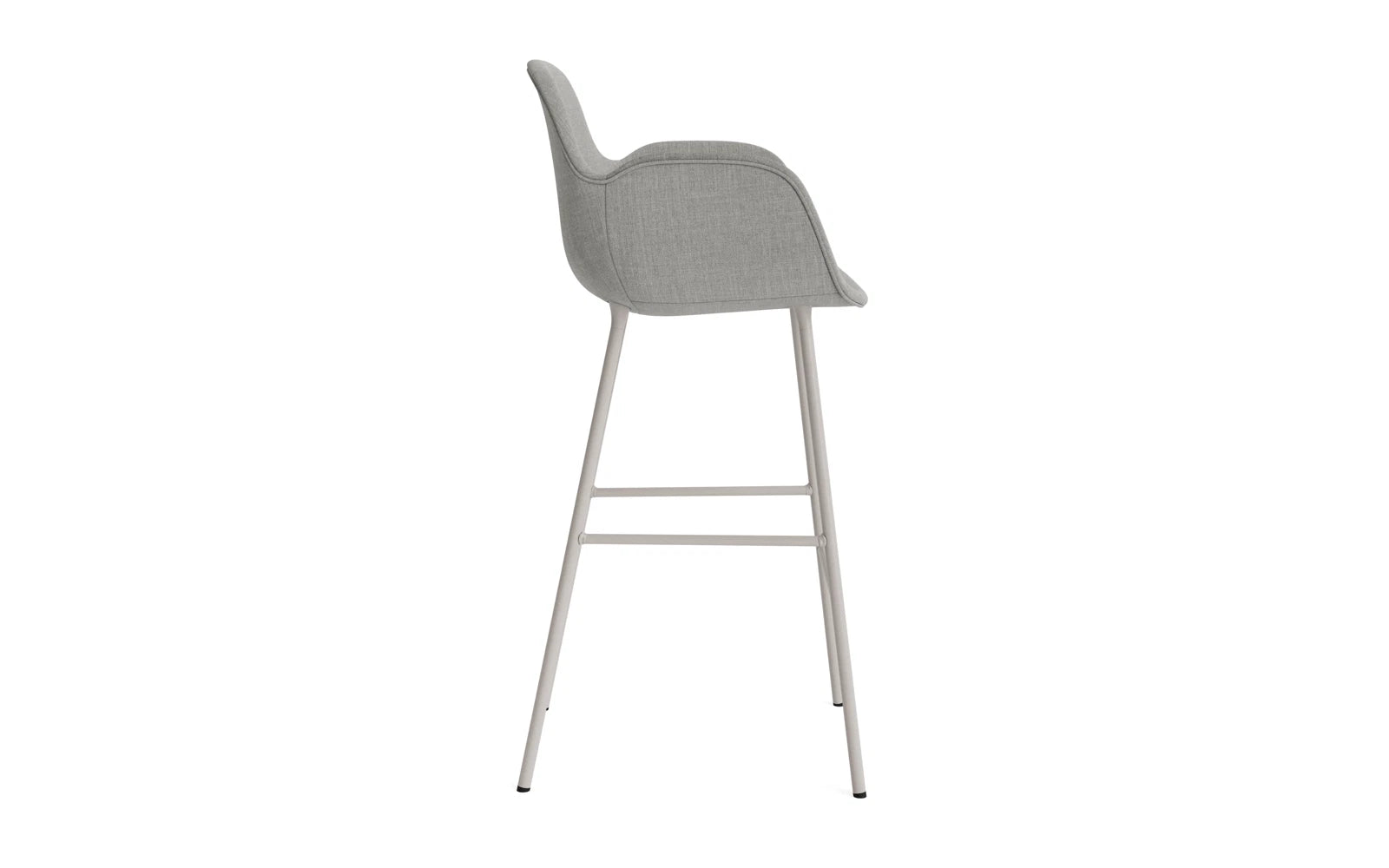 Form Barstuhl mit Armlehne 75 cm gepolstert Warmes grau Stahl/Remix in Remix 133 präsentiert im Onlineshop von KAQTU Design AG. Barstuhl ist von Normann Copenhagen