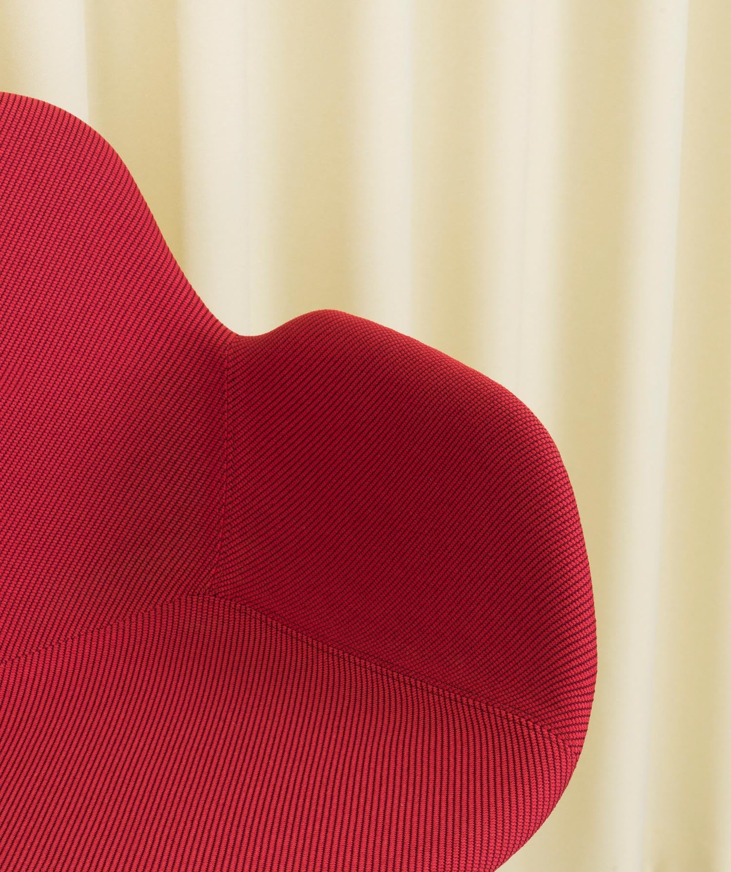 Form Barstuhl mit Armlehne 75 cm gepolstert Leuchtendes Rot Stahl/Remix in Remix 133 präsentiert im Onlineshop von KAQTU Design AG. Barstuhl ist von Normann Copenhagen