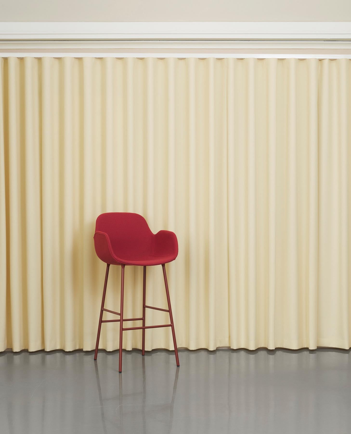 Form Barstuhl mit Armlehne 75 cm gepolstert Leuchtendes Rot Stahl/Remix in Remix 133 präsentiert im Onlineshop von KAQTU Design AG. Barstuhl ist von Normann Copenhagen