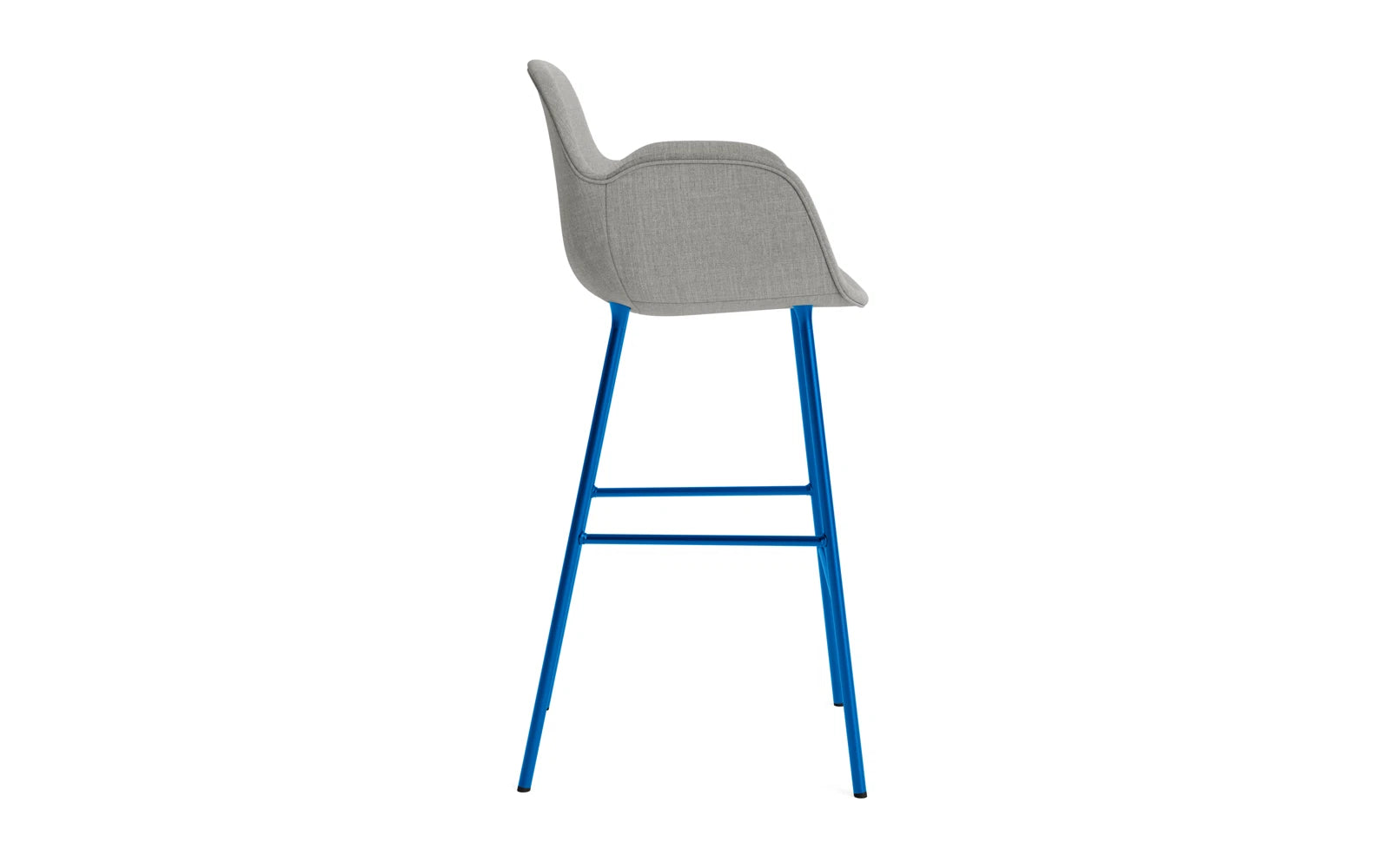 Form Barstuhl mit Armlehne 75 cm gepolstert Leuchtendes Blau Stahl/Remix in Remix 133 präsentiert im Onlineshop von KAQTU Design AG. Barstuhl ist von Normann Copenhagen