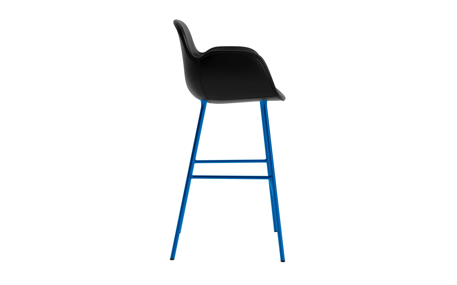 Form Barstuhl mit Armlehne 75 cm gepolstert Leuchtendes blau Stahl/Ultra leder in Ultra 41599 präsentiert im Onlineshop von KAQTU Design AG. Barstuhl ist von Normann Copenhagen
