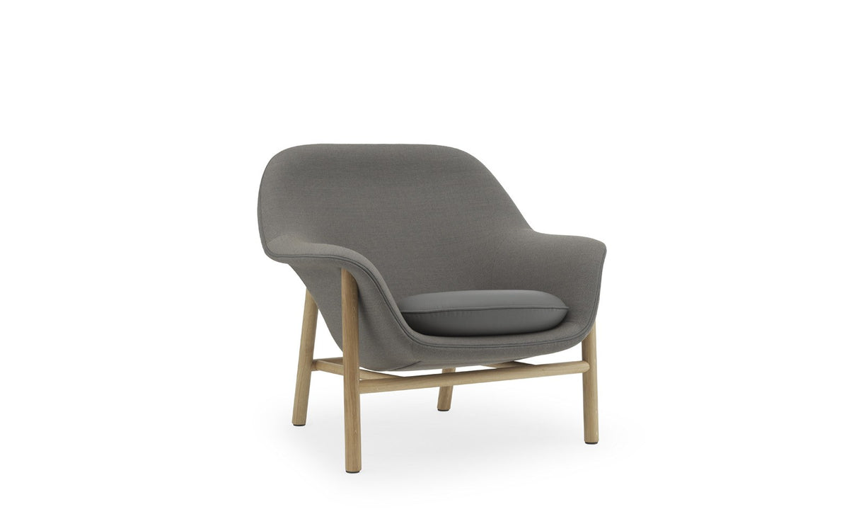 Drape Lounge-Sessel niedrig von Normann Copenhagen: gepolsterte Sitzschale aus PU-Schaum, Bezugsstoff Steelcut Trio, Beine aus lackierter Eiche.
