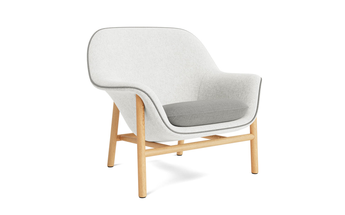 Drape Lounge-Sessel niedrig Eiche Hallingdal in Hallingdal 110 präsentiert im Onlineshop von KAQTU Design AG. Sessel ist von Normann Copenhagen
