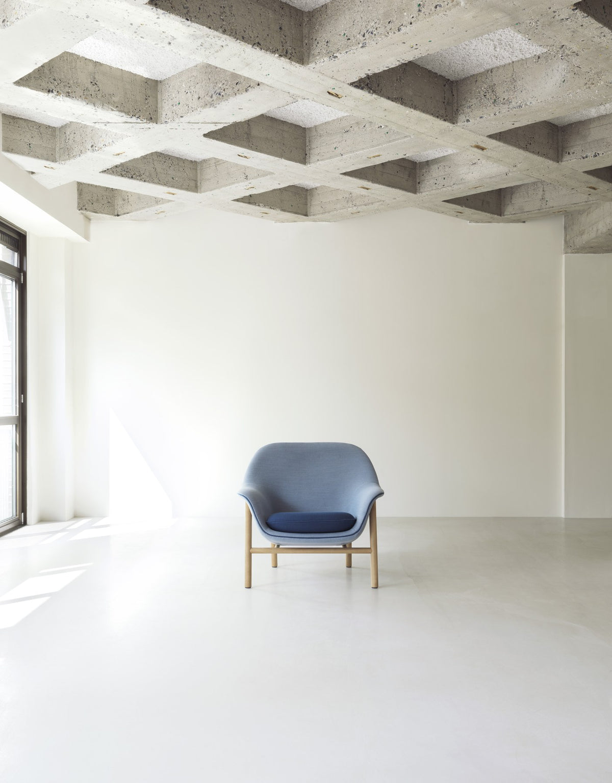 Drape Lounge-Sessel niedrig von Normann Copenhagen in Blau, Sitzschale aus PU-Schaum, Beine aus lackierter Eiche.