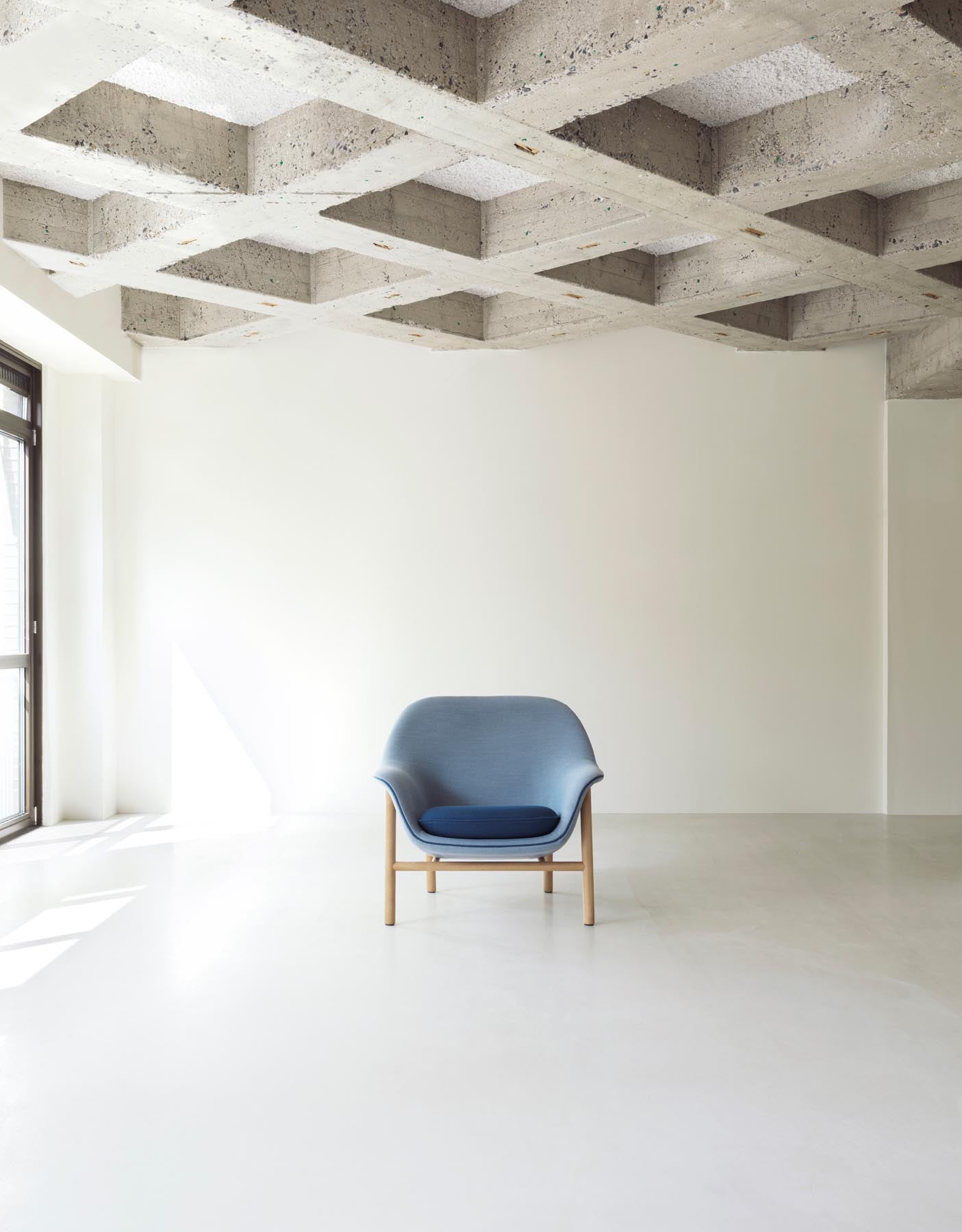 Eleganter Drape Lounge Sessel: Sanfte Kurven, organische Kontur, vielfältige Bezüge, Stahl- oder Eichenbeine, individuell anpassbar.