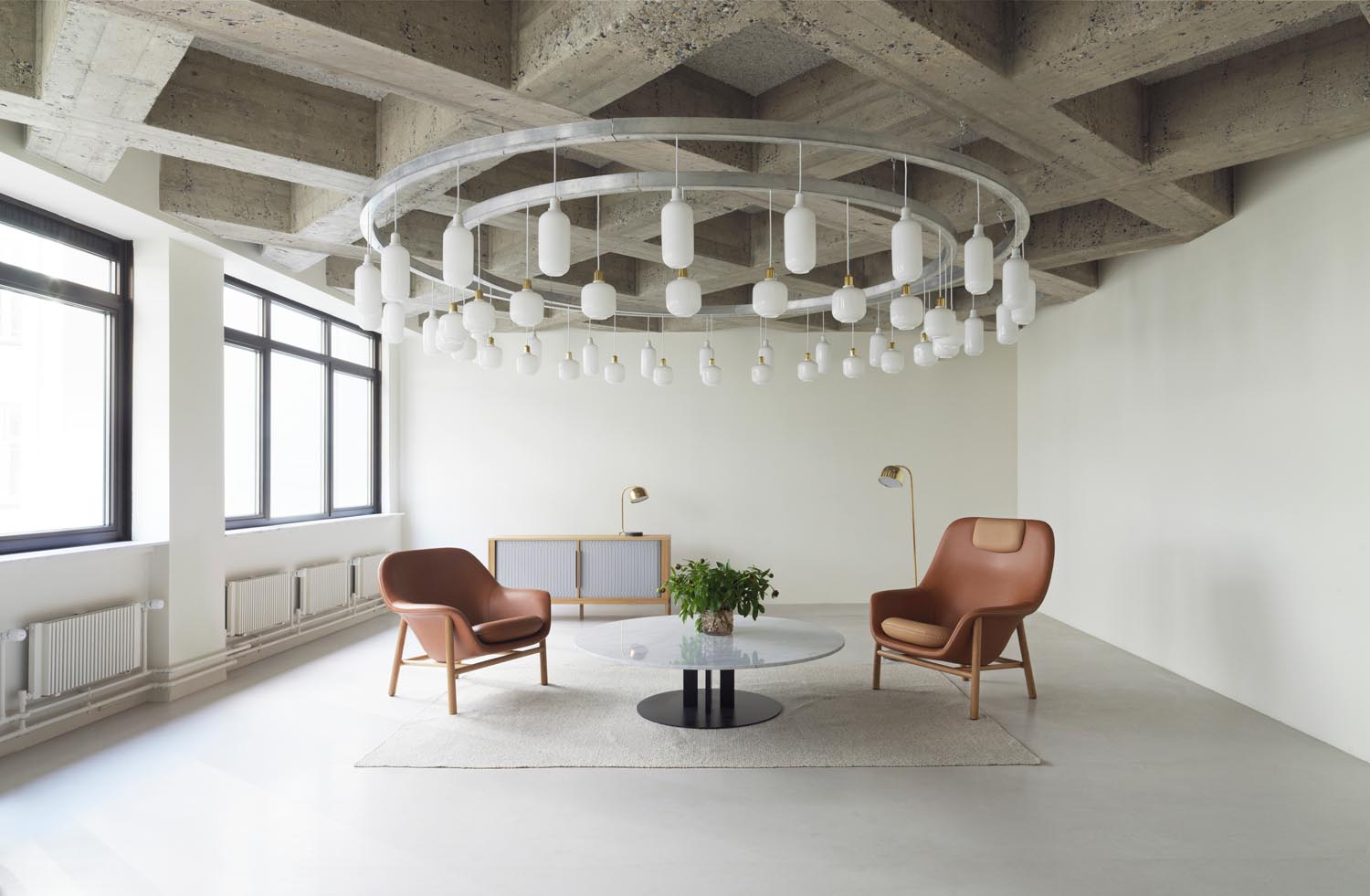 Eleganter Drape Lounge Sessel: Sanfte Kurven, organische Kontur, vielfältige Bezüge, Stahl- oder Eichenbeine, individuell anpassbar.