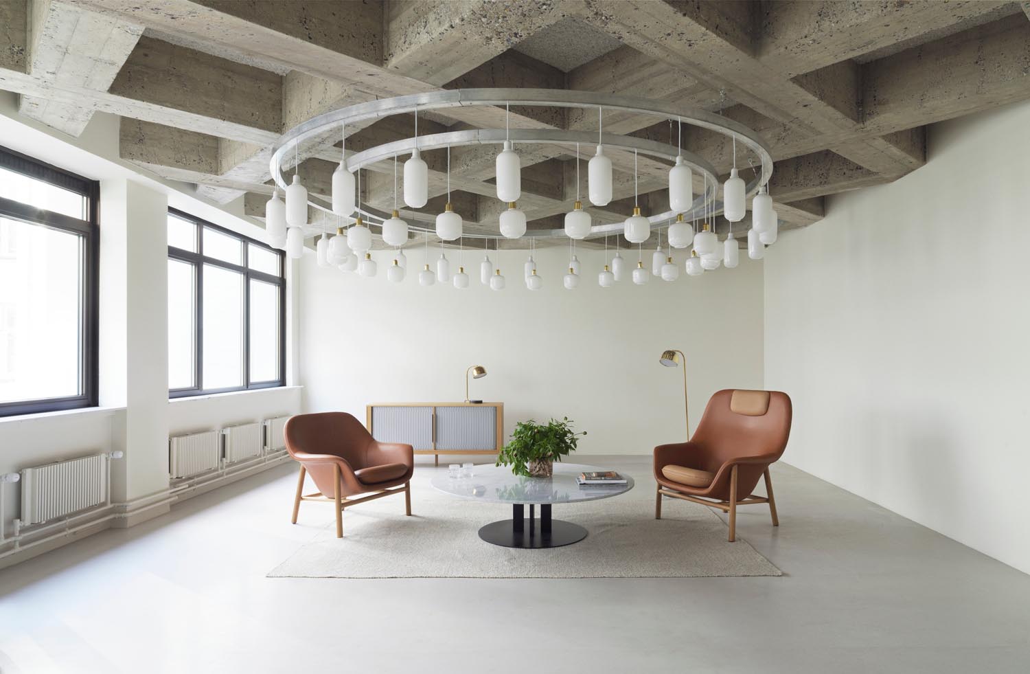 Drape Lounge-Sessel niedrig Schwarz Eiche Ultra in Ultra 41599 präsentiert im Onlineshop von KAQTU Design AG. Sessel ist von Normann Copenhagen