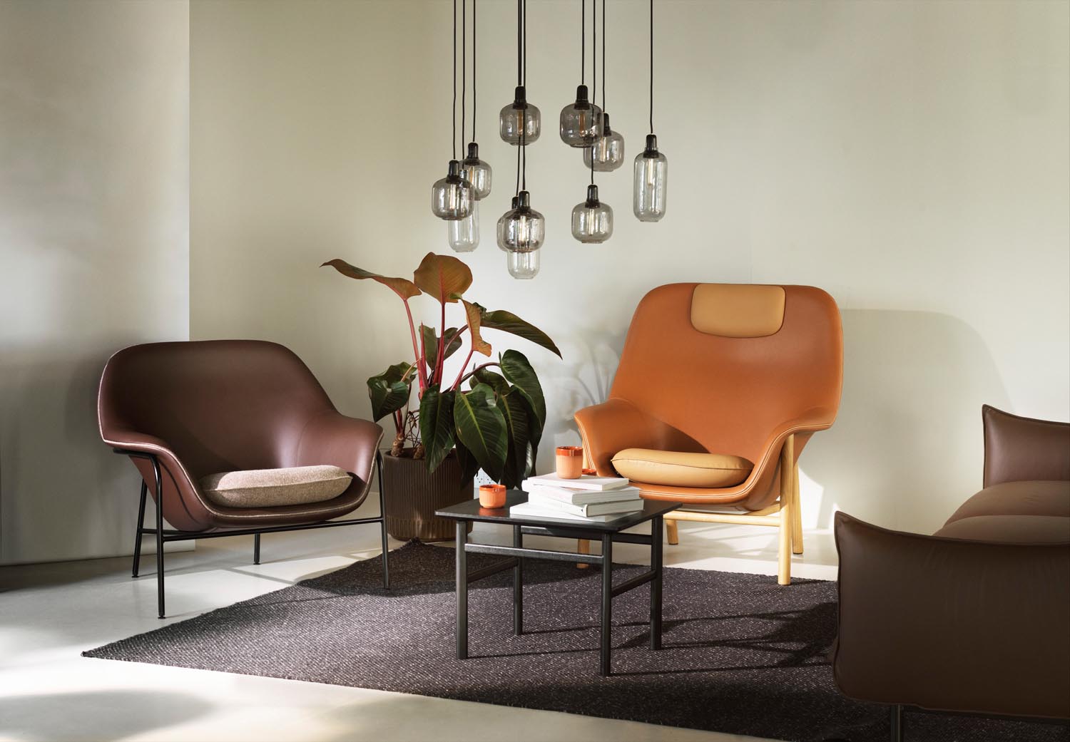 Eleganter Drape Lounge Sessel: Sanfte Kurven, präzise Polsterung, vielfältige Bezüge, moderne Stahl- oder Eichenbeine.