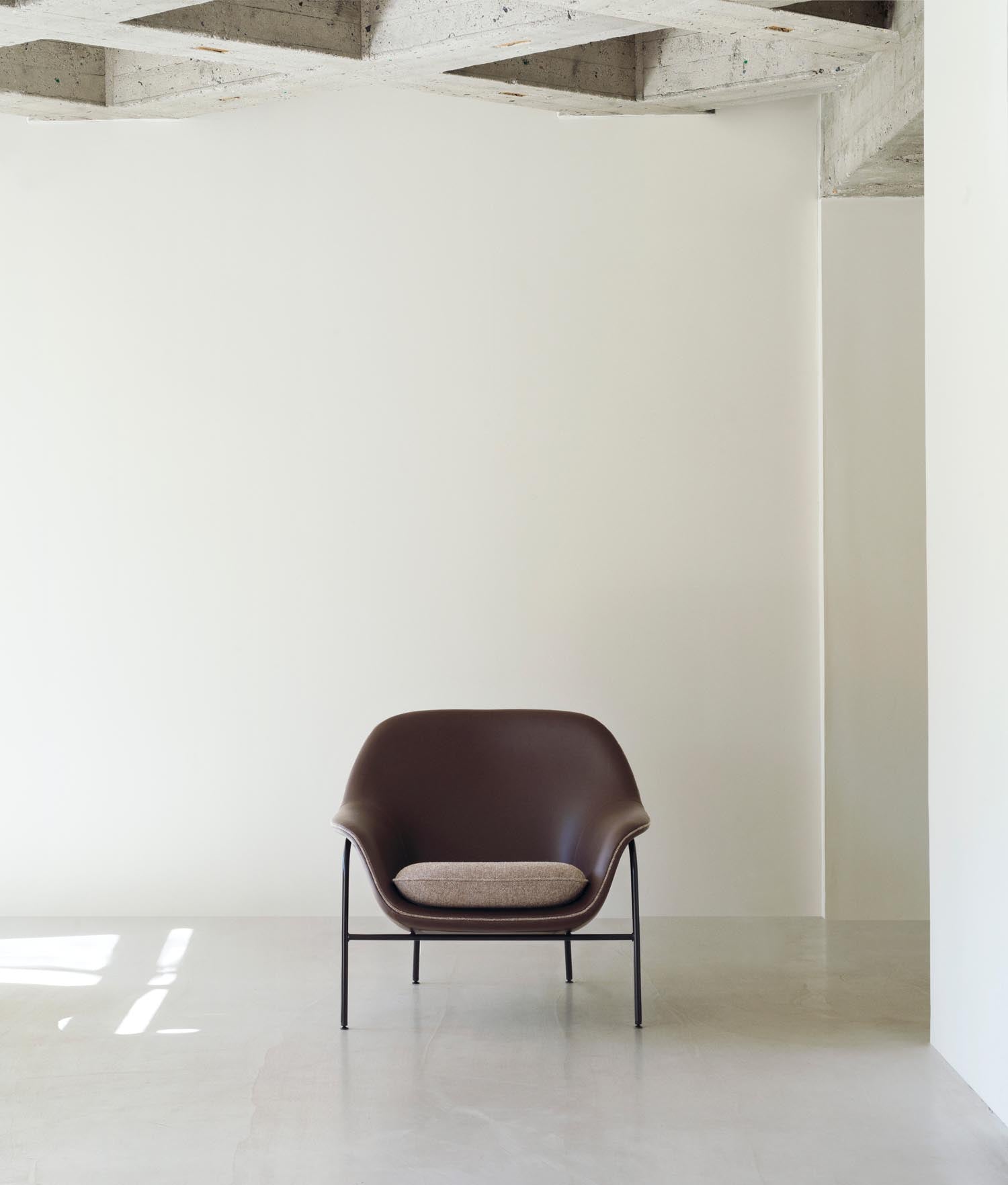 Eleganter Drape Lounge Sessel: Sanfte Kurven, präzise Polsterung, vielfältige Bezüge, moderne Stahl- oder Eichenbeine.