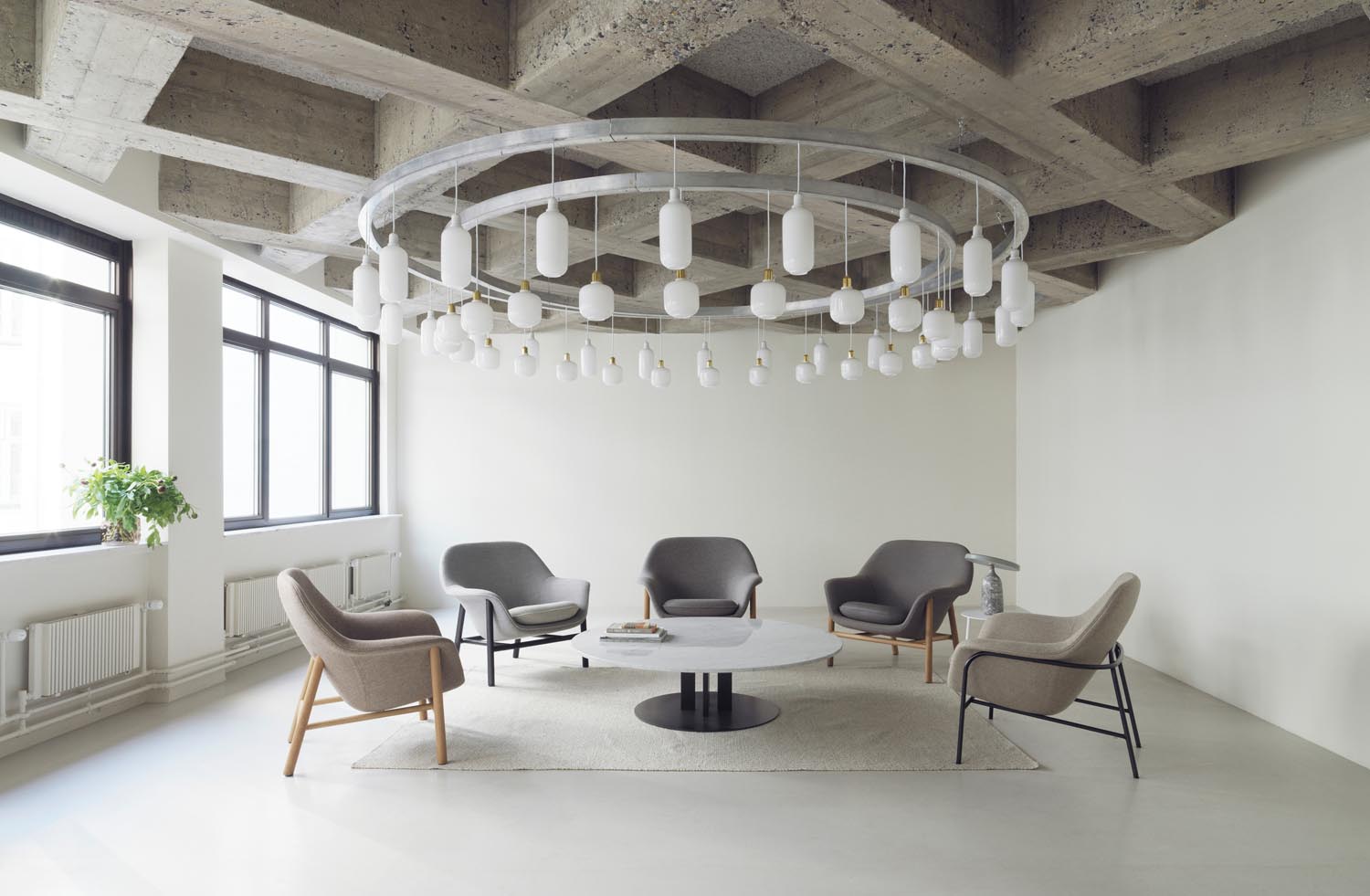 Eleganter Drape Lounge Sessel: Sanfte Kurven, präzise Polsterung, vielfältige Bezüge, moderne Stahl- oder Eichenbeine.