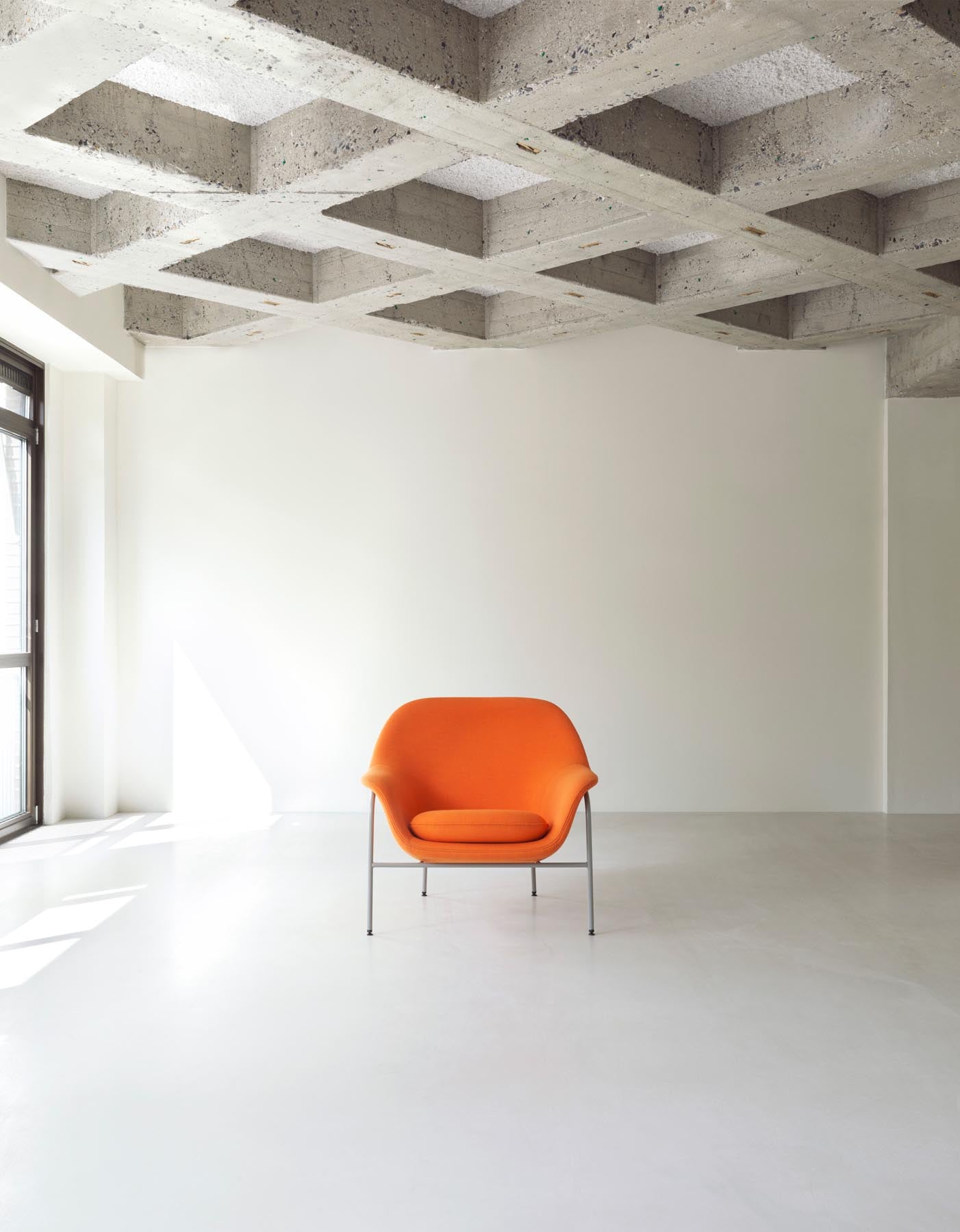 Eleganter Drape Lounge Sessel: Sanfte Kurven, präzise Polsterung, vielfältige Bezüge, moderne Stahl- oder Eichenbeine.