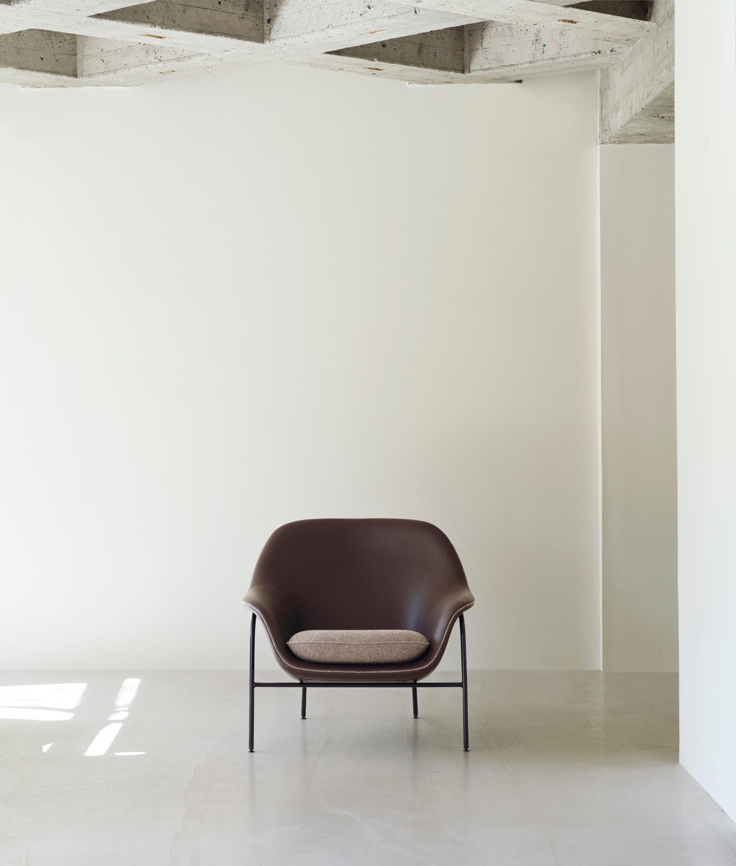 Drape Lounge-Sessel niedrig Schwarz stahl Remix in Remix 133 präsentiert im Onlineshop von KAQTU Design AG. Sessel ist von Normann Copenhagen