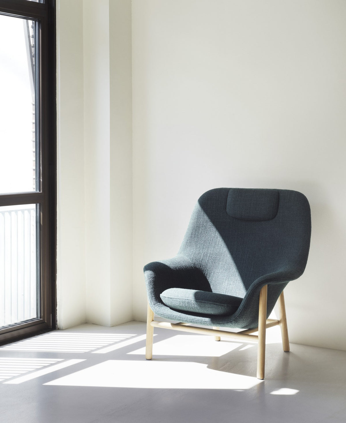 Drape Lounge-Sessel von Normann Copenhagen mit hoher Rückenlehne, orangem Bezugsstoff und Beinen aus schwarzer Eiche.