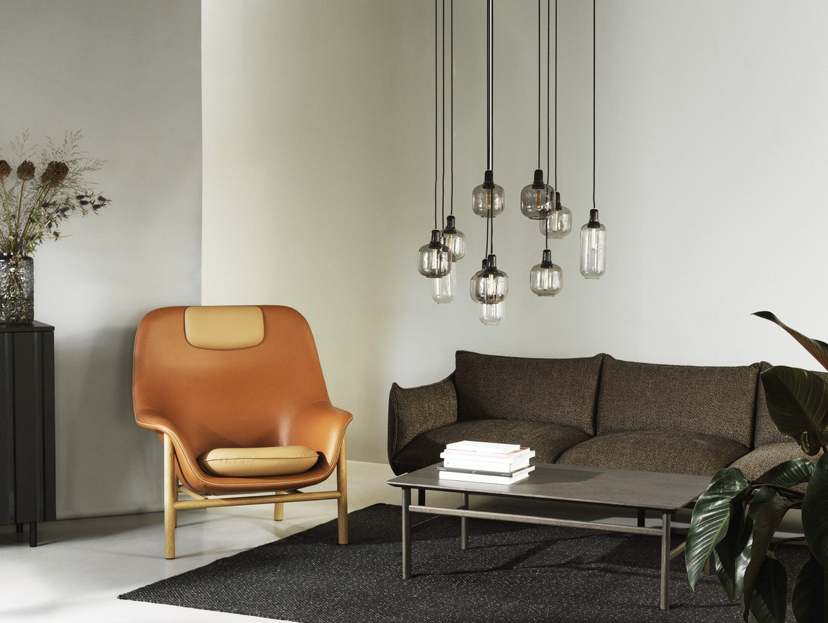 Drape Lounge-Sessel von Normann Copenhagen mit hoher Rückenlehne, orangem Bezugsstoff und Beinen aus schwarzer Eiche.