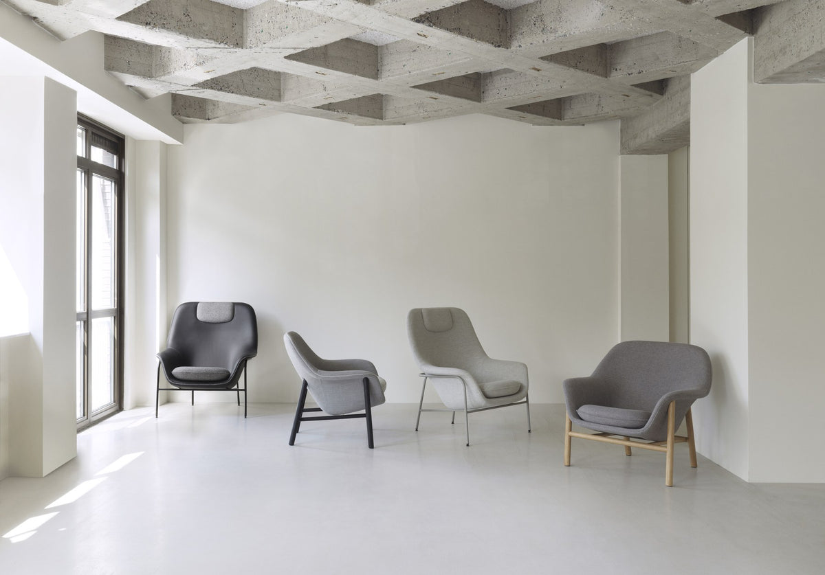 Drape Lounge-Sessel hoch in Grau von Normann Copenhagen mit Stahlgestell, geformter PU-Schaumschale und gepolstertem Sitz.