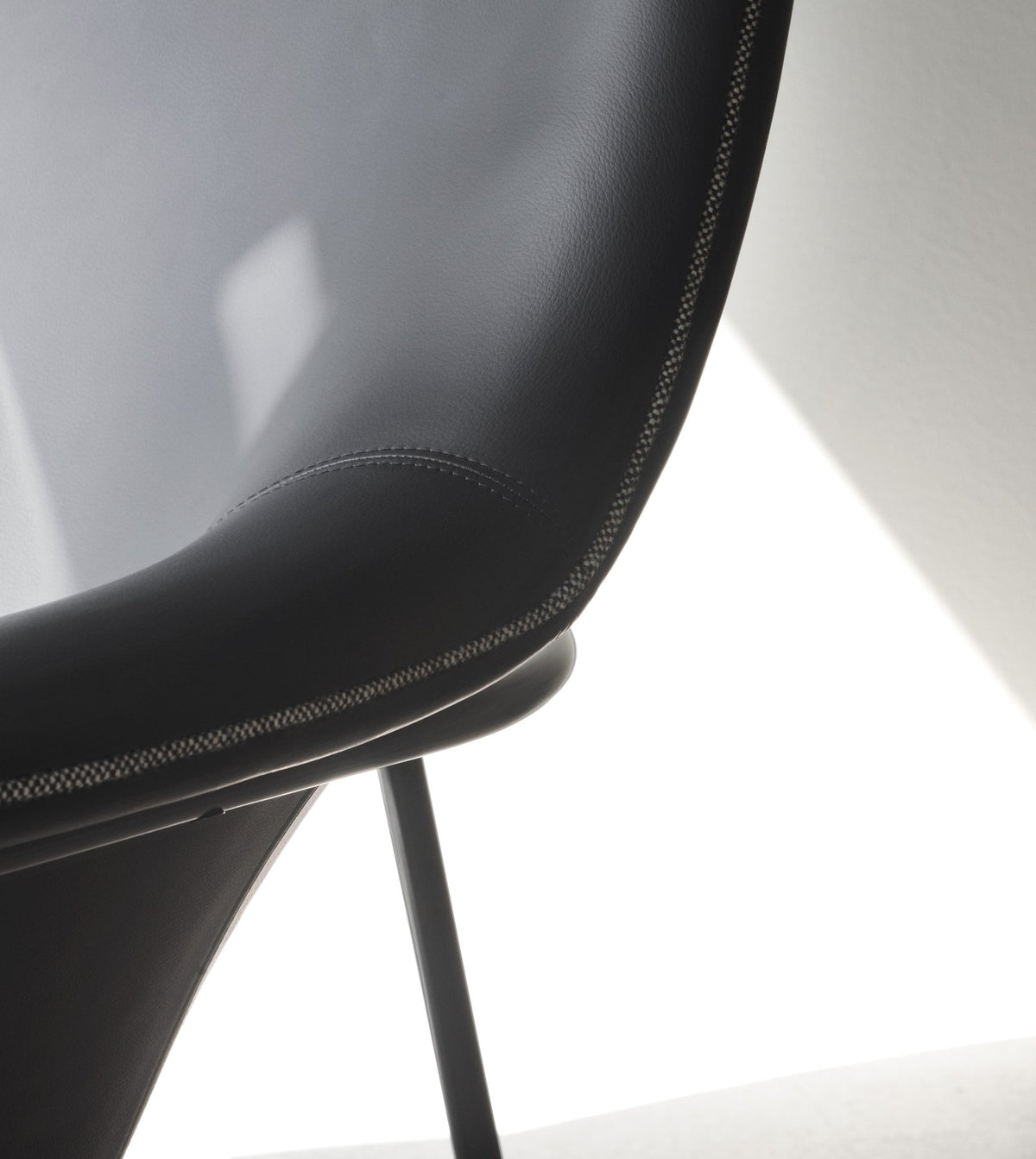 Drape Lounge-Sessel hoch von Normann Copenhagen in Anthrazit, geformte Sitzschale mit schwarzem Stahlgestell, Design Simon Legald.