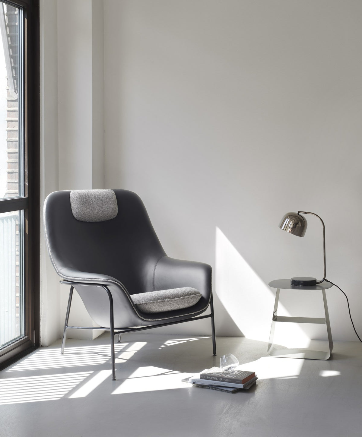 Drape Lounge-Sessel hoch von Normann Copenhagen in Anthrazit, geformte Sitzschale mit schwarzem Stahlgestell, Design Simon Legald.