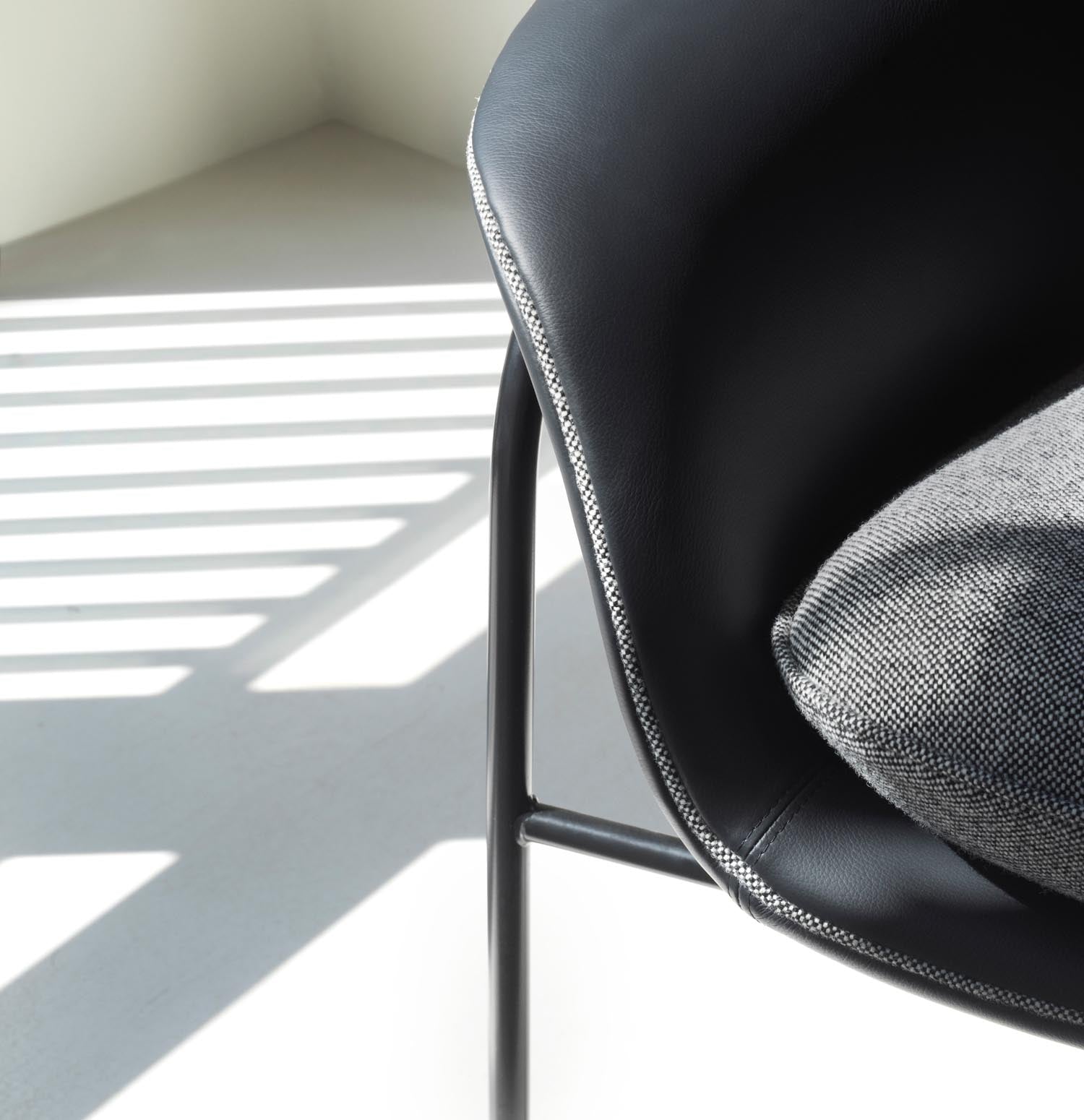 Drape Lounge-Sessel hoch schwarz Stahl Hallingdal in Hallingdal 110 präsentiert im Onlineshop von KAQTU Design AG. Sessel ist von Normann Copenhagen