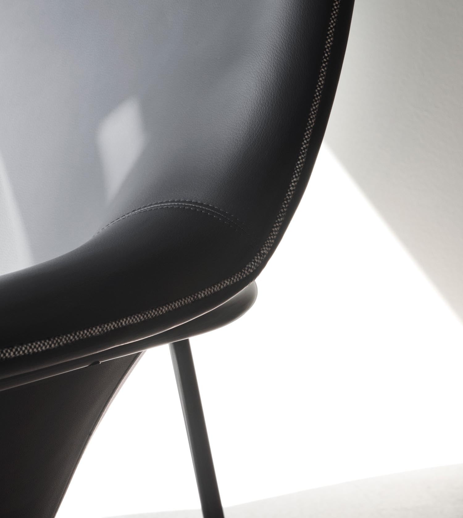 Drape Lounge-Sessel hoch schwarz Stahl Hallingdal in Hallingdal 110 präsentiert im Onlineshop von KAQTU Design AG. Sessel ist von Normann Copenhagen