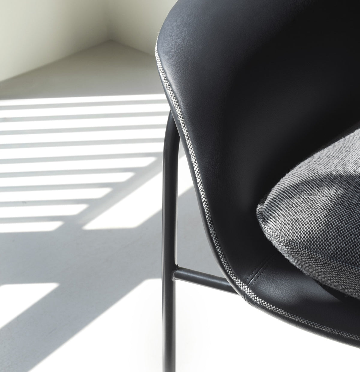 Drape Lounge-Sessel hoch von Normann Copenhagen in Anthrazit, geformte Sitzschale mit schwarzem Stahlgestell, Design Simon Legald.