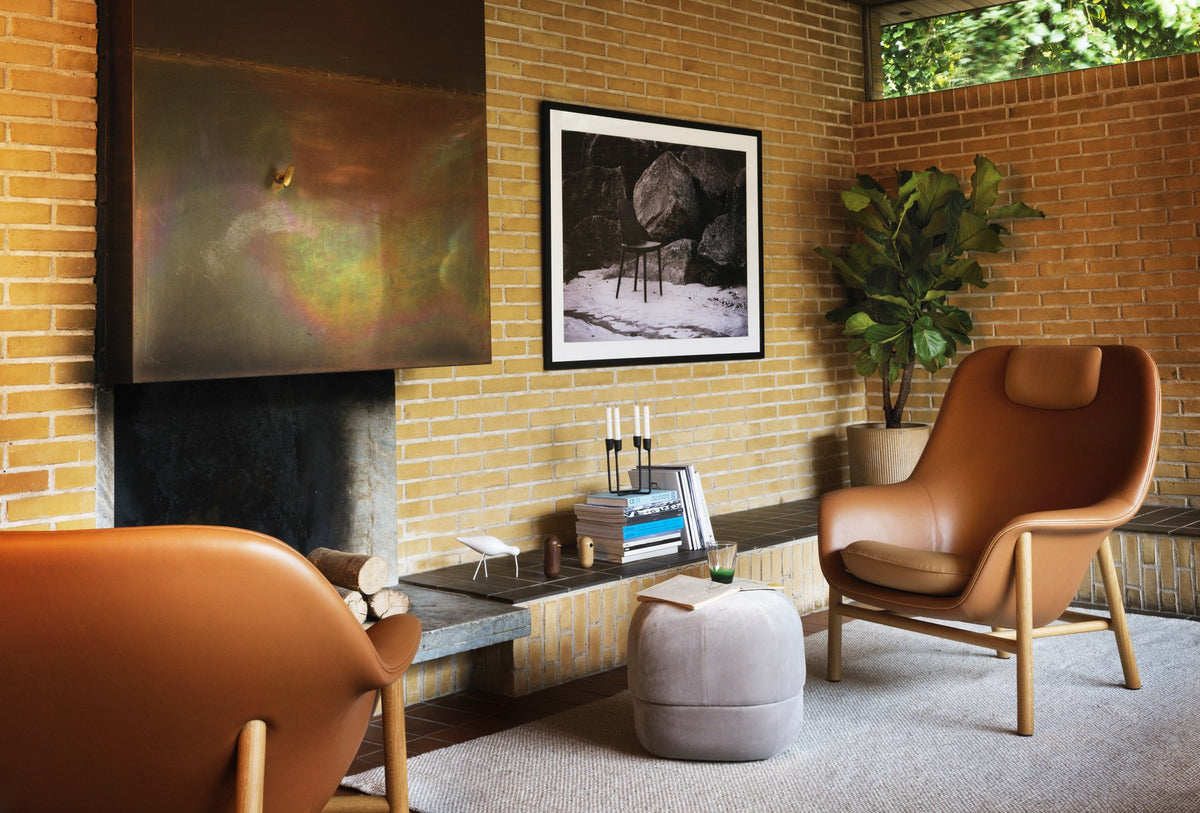 Drape Lounge-Sessel mit Kopfstütze von Normann Copenhagen in Cognac, geformte Sitzschale mit Holz- oder Stahlbeinen, Paspel-Detail.