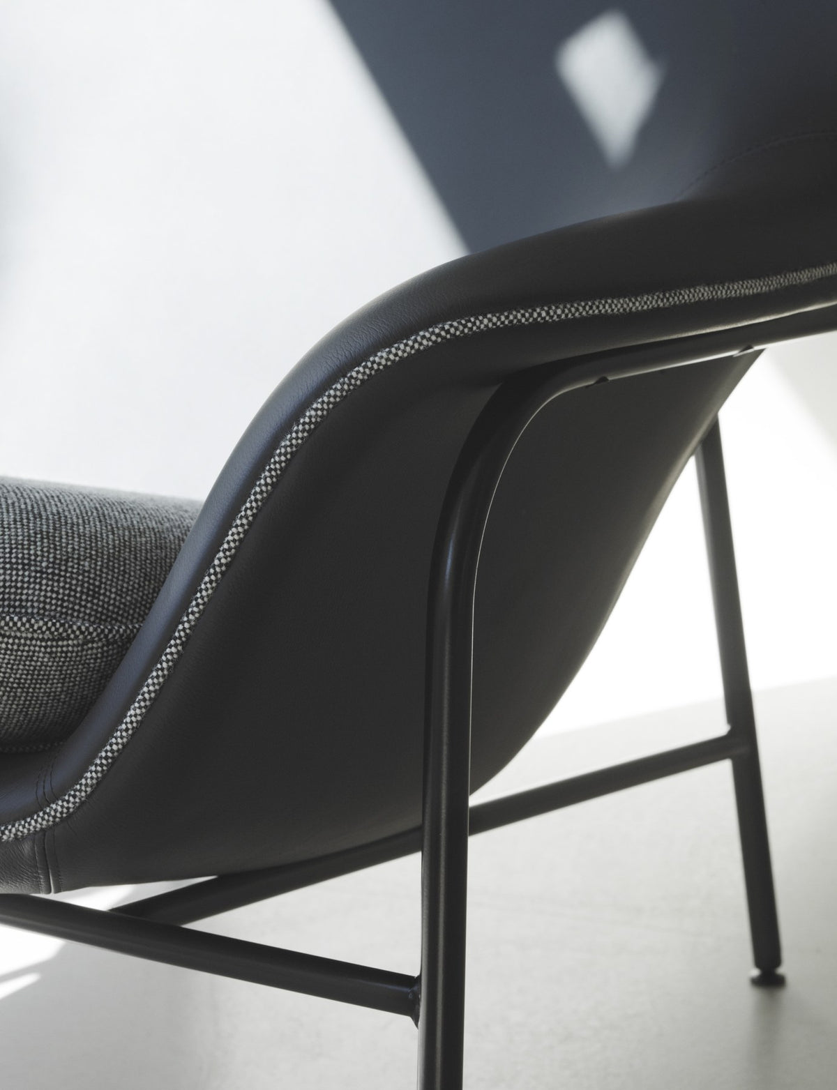 Drape Lounge-Sessel mit Kopfstütze von Normann Copenhagen in Grau, Stahlgestell, gepolsterte Sitzschale mit Paspelierung.