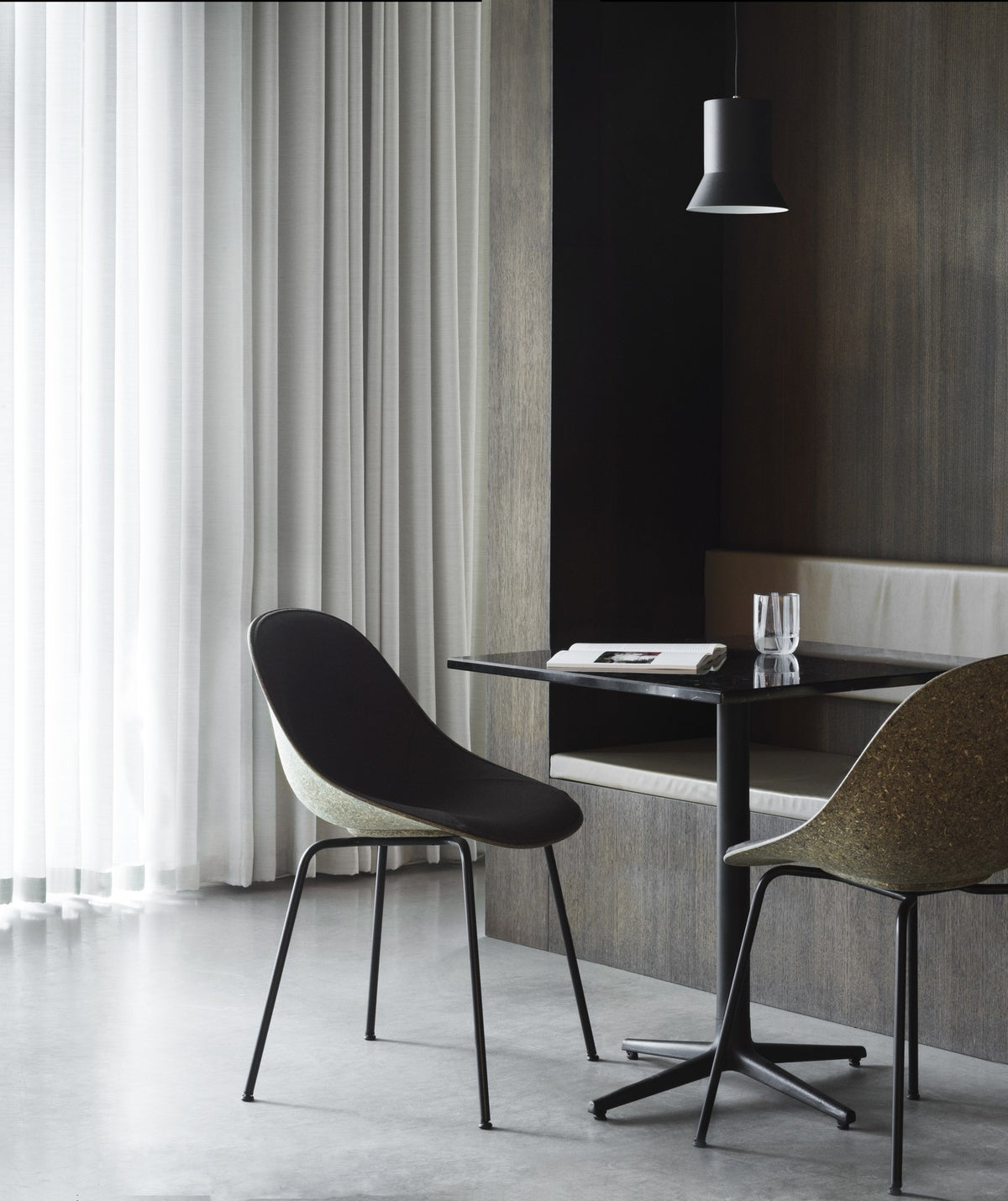 Stuhl Mat von Normann Copenhagen mit cremefarbener Sitzschale aus Hanffasern und Gestell aus lackiertem Stahl, skandinavisches Design.