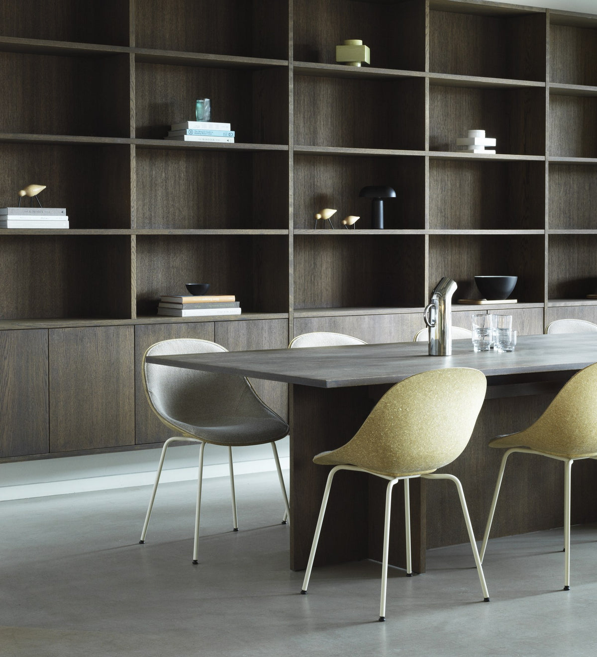 Stuhl Mat von Normann Copenhagen mit beiger Sitzschale aus Hanffasern und Seegras, montiert auf schwarz lackierten Stahlbeinen.